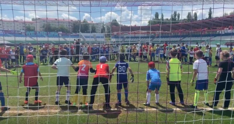 Футболисты Уфы провели праздничный матч против 138 детей