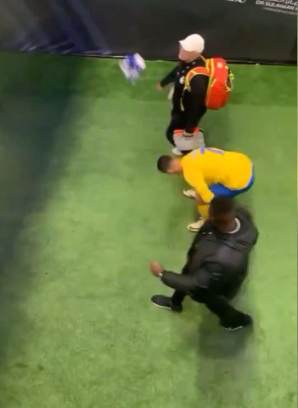 Роналду подтёрся шарфом «Аль-Хиляля» и кинул его в сторону фанатов