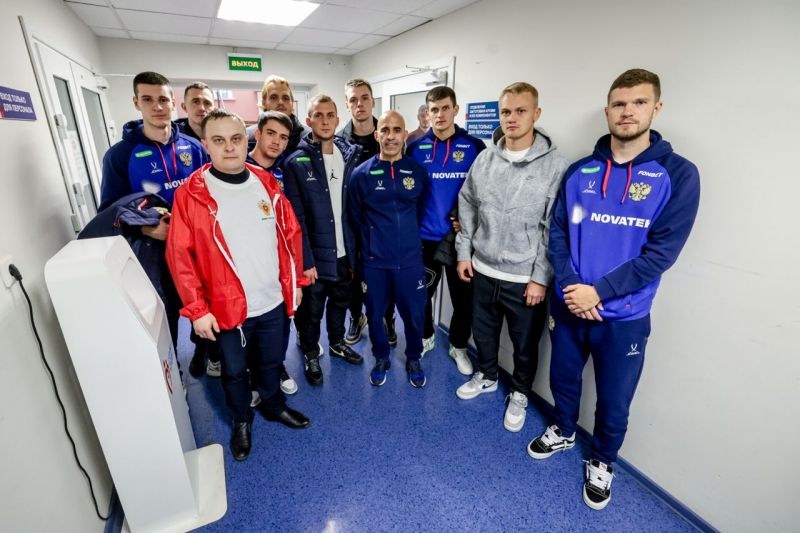 Игроки и тренеры сборной России по футболу сдали кровь для пострадавших в Крокусе 