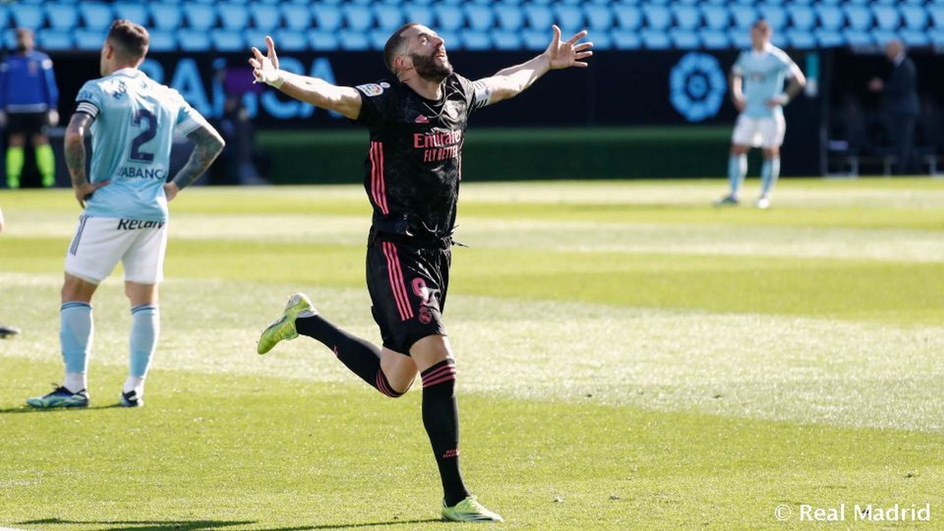 Правый нападающий в футболе топ. Самые лучшие нападающие мира. Бензема 2018 году. Реал бензема бензема 2021. Месси пента трик.