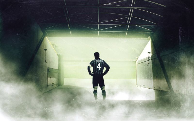 футболисты выходят на поле из туннеля