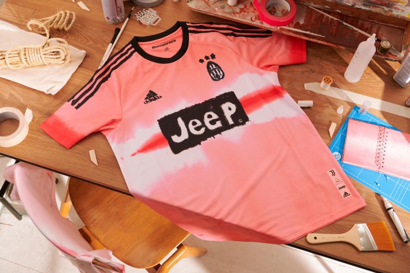 «Ювентус» показал розовый комплект формы на сезон