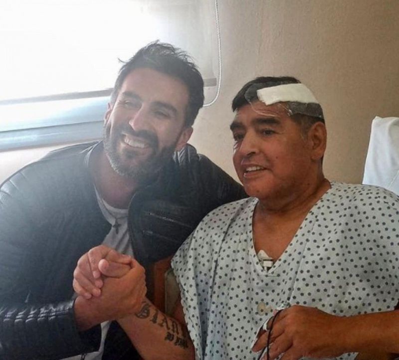 Марадона выписан из больницы. Первое фото великого после операции