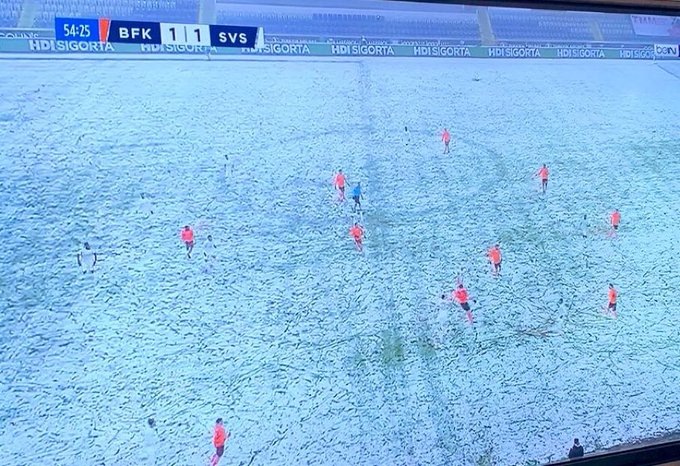 В Турции игроков в белой форме было едва заметно на заснеженном поле   