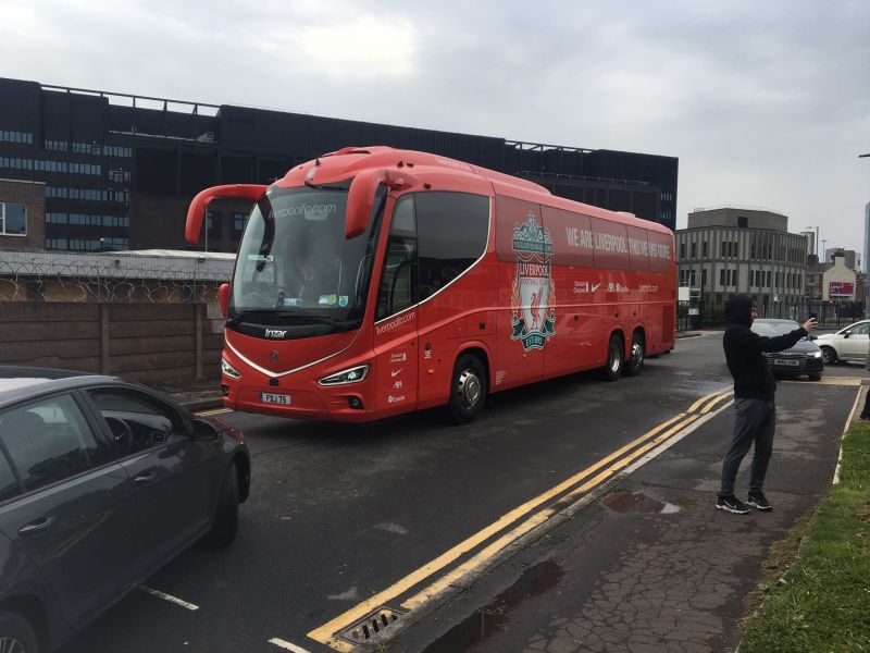 Автобус Ливерпуля был заблокирован на одной из улиц Манчестера