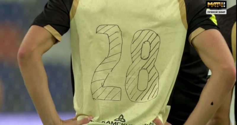 Игроки Рубина вышли на второй тайм матча с Ракувом с номерами на форме, нарисованными маркером (фото)