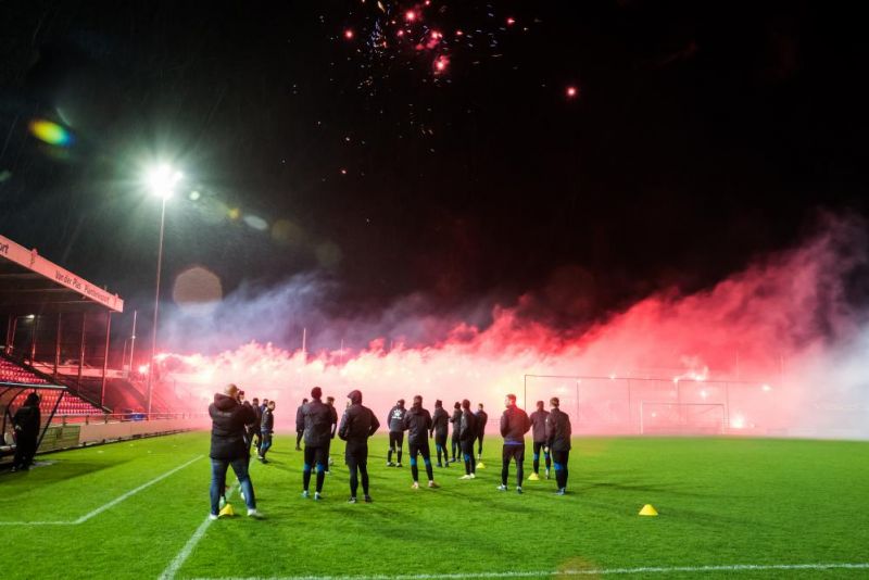 Фанаты нидерландского клуба устроили впечатляющее пиро-шоу для футболистов, которые вынуждены тренироваться в пять утра