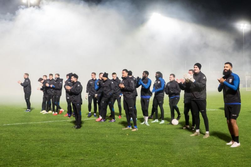 Фанаты нидерландского клуба устроили впечатляющее пиро-шоу для футболистов, которые вынуждены тренироваться в пять утра