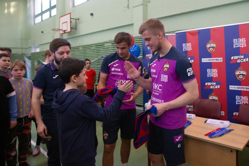 Игроки ПФК ЦСКА Боков и Яковлев провели мастер-класс в Курчатовской школе Игроки ПФК ЦСКА Боков и Яковлев провели мастер-класс в Курчатовской школе