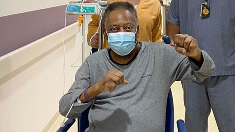 Трехкратного чемпиона мира по футболу Пеле вновь госпитализировали