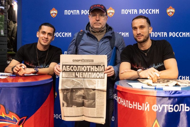 Игроки ПФК ЦСКА Медина и Языджи провели автограф-сессию на ВЭБ Арене