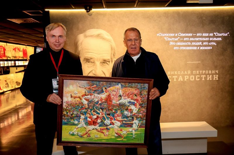 Министр иностранных дел Сергей Лавров подарил музею Спартака новые экспонаты 