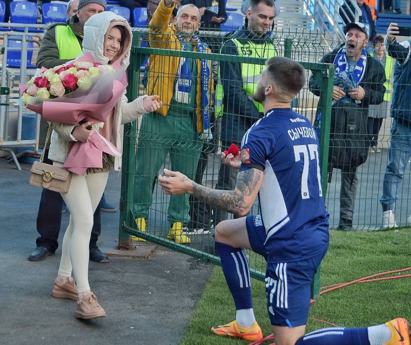 Нападающий Оренбурга Сычевой сделал предложение своей девушке во время матча с Сочи
