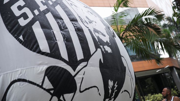 Поклонники Пеле собрались у больницы, чтобы поддержать легендарного бразильца Поклонники Пеле собрались у больницы, чтобы поддержать легендарного бразильца