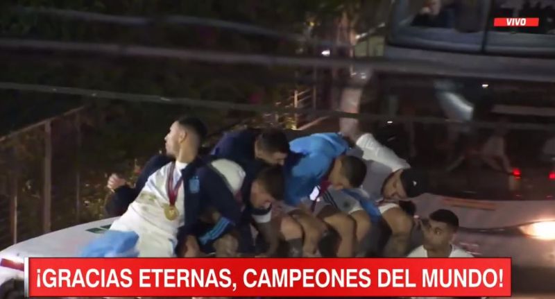 Звезды сборной Аргентины едва не упали с автобуса во время чемпионского парада