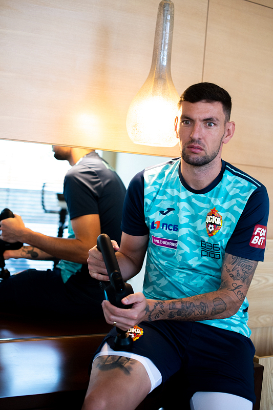 Футболисты ЦСКА Мухин и Виллиан Роша тренируются индивидуально и скоро вернутся в общую группу Футболисты ЦСКА Мухин и Виллиан Роша тренируются индивидуально и скоро вернутся в общую группу