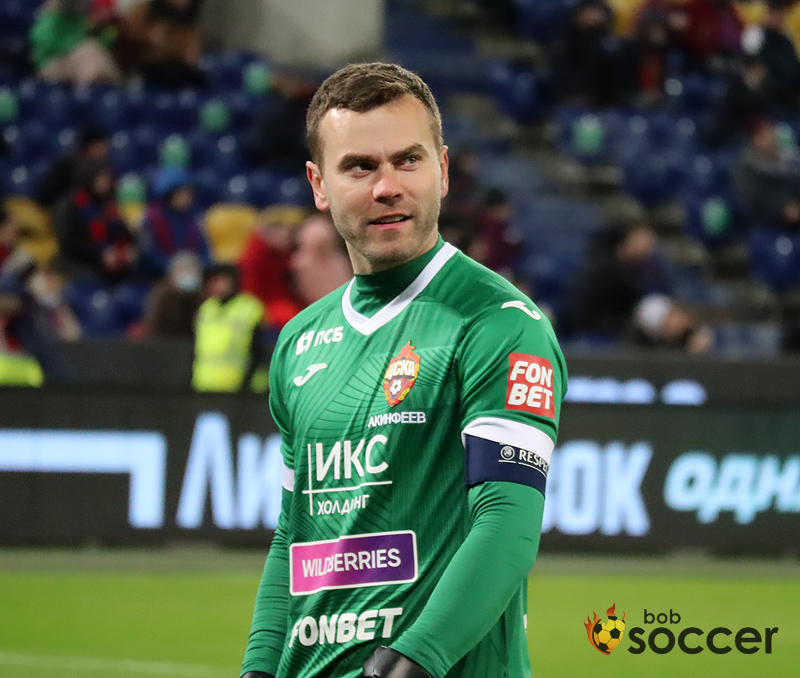 Игорь Акинфеев расписался на флаге болельщиков ХК ЦСКА в аэропорту