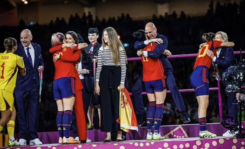 Испанская федерация футбола подаст в суд за ложь Эрмосо в отношении Рубиалеса