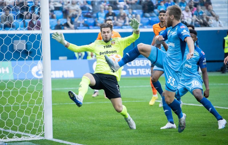 Клаудиньо забил третий гол Зенита в ворота Урала после ошибки Помазуна