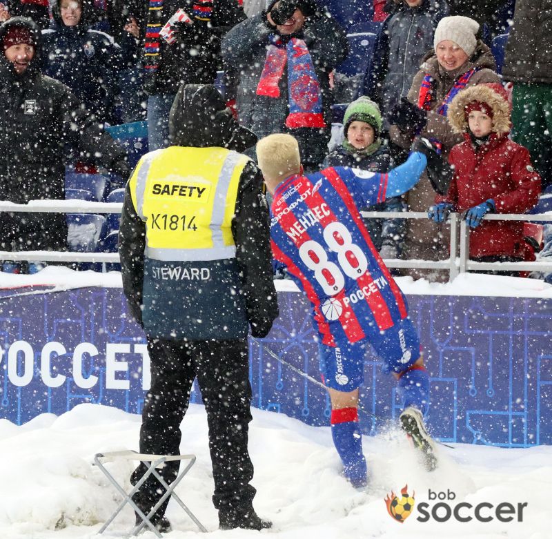 Мендес рассказал, почему прыгнул в сугроб после гола в матче ЦСКА - Ростов