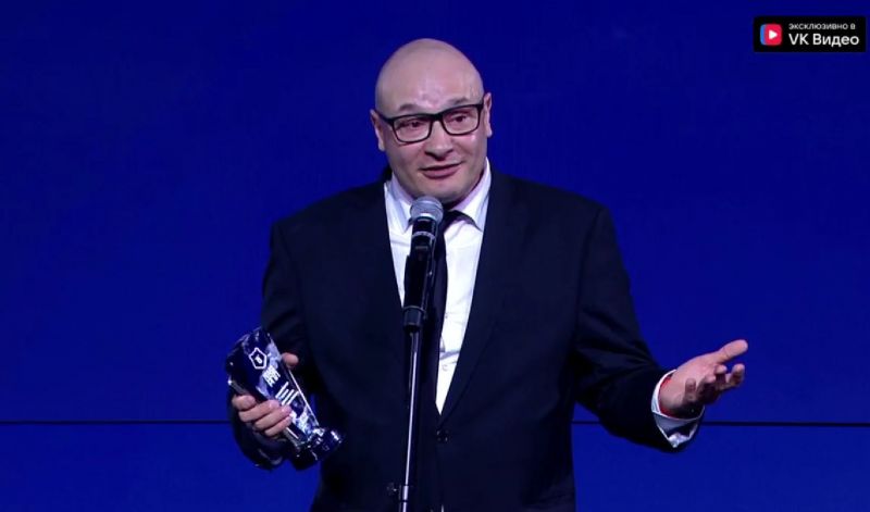 Константин Генич получил награду Комментатор сезона