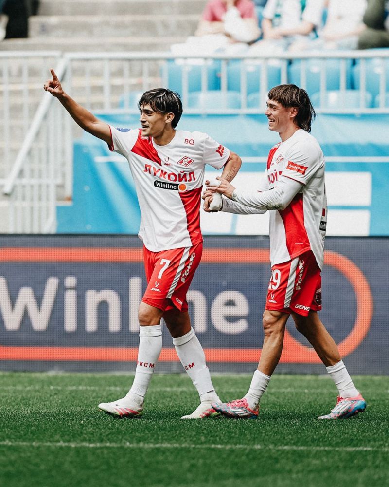 Спартак в большинстве обыгрывает Крылья после первого тайма, 2:0
