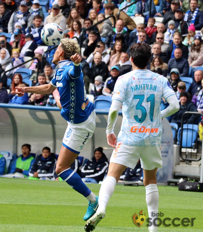 Динамо вышло вперед в матче с Зенитом