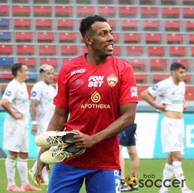 Защитник ЦСКА Мойзес получил травму в начале матча с Пари НН 