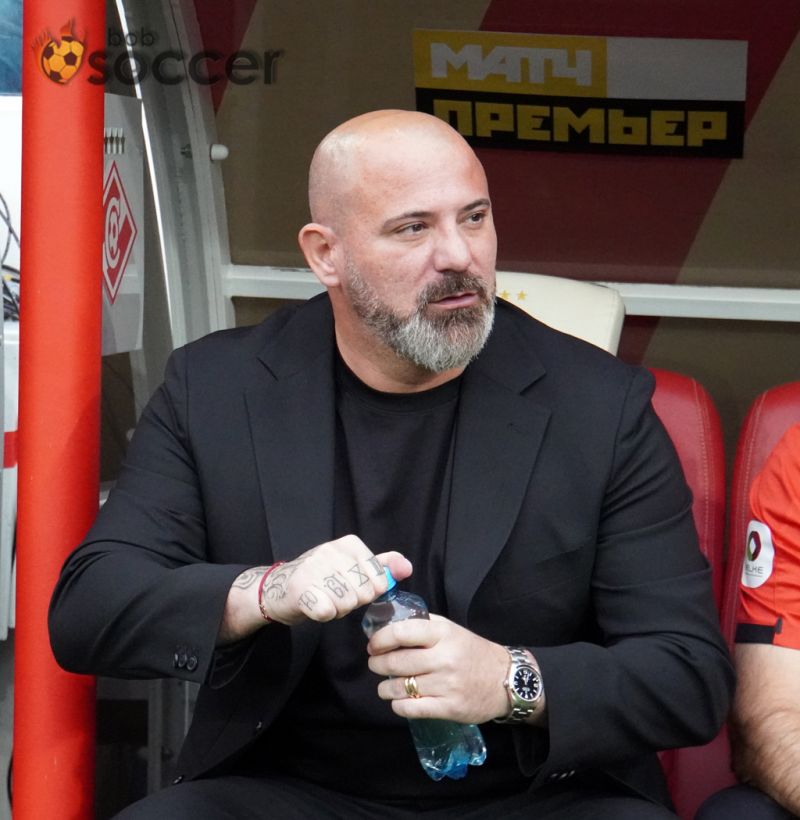 Краснодар обыгрывает Спартак после первого тайма, Станкович получил желтую карточку