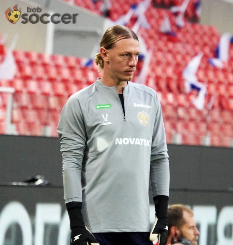 Сафонов и человек с красным полотенцем 