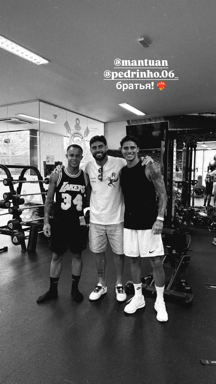 Юри Алберто выложил фото с Мантуаном и Педро, подписав его на русском