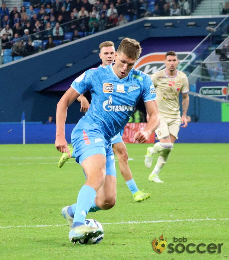 «Он под постоянным давлением». Семак ― о причинах плохой игры Соболева за «Зенит»