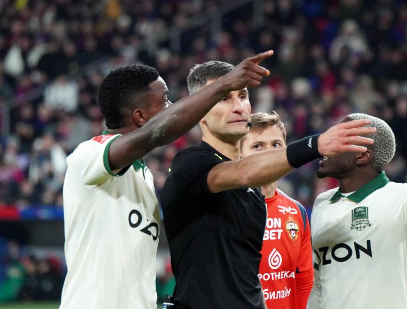 Не все умеют достойно воспринимать неудачи - Обляков о словах игроков Краснодара 