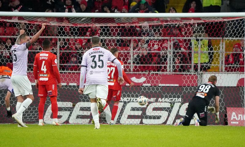 Спартак подобрался к конкурентам. Фоторепортаж с матча с Акроном