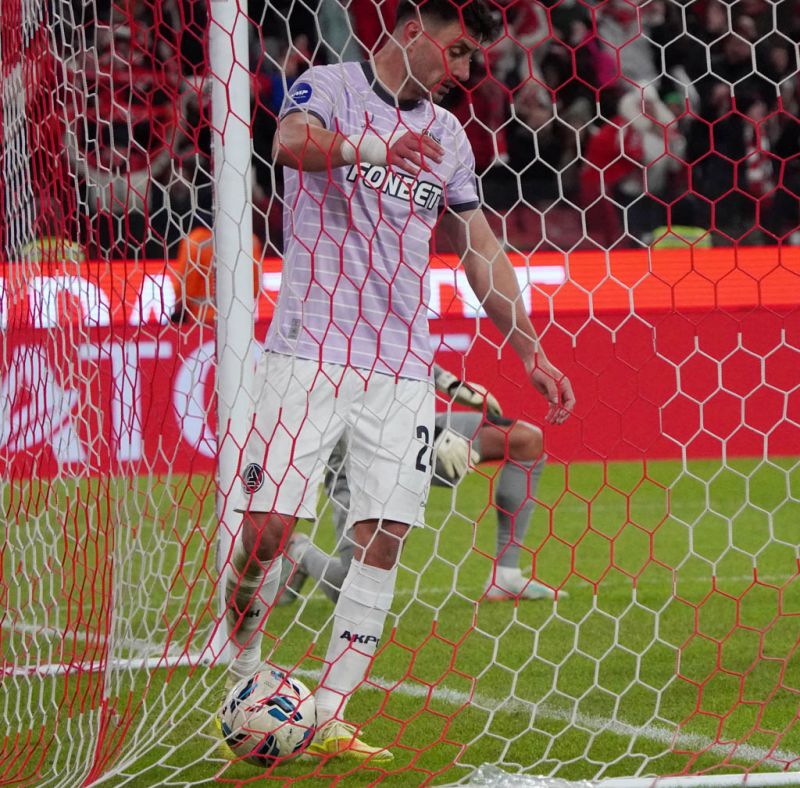 Спартак подобрался к конкурентам. Фоторепортаж с матча с Акроном