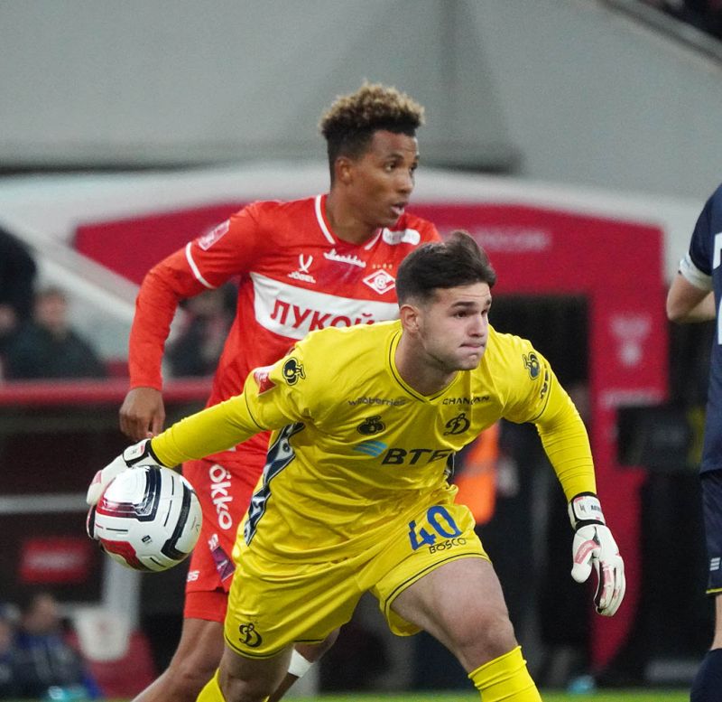 Вратарь «Динамо» Расулов: «Попал песок в глаза. С Угальде летел, наверное»