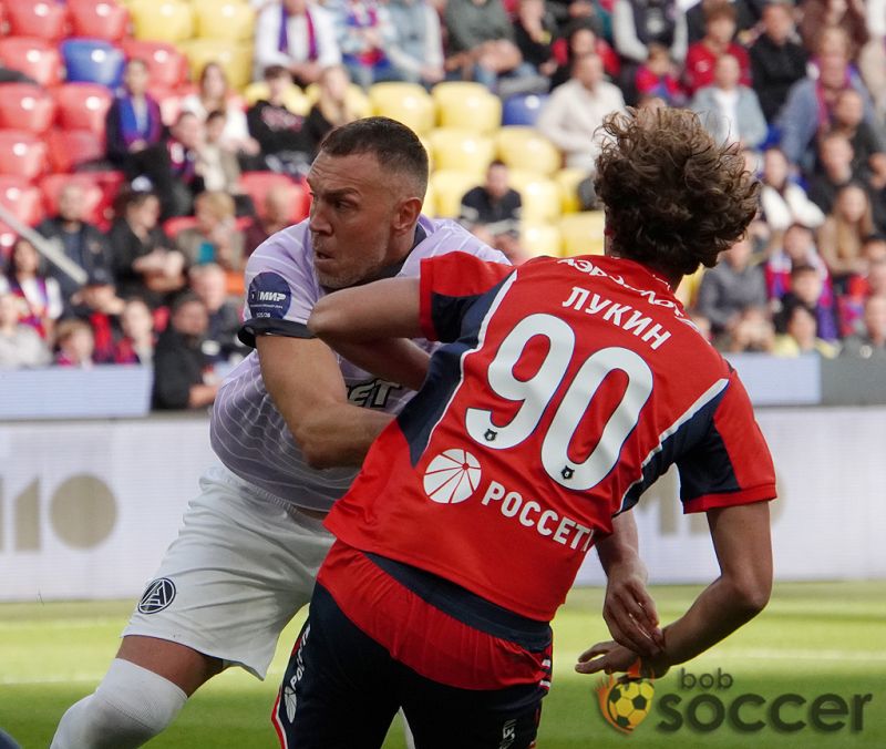 Дзюба с пенальти сравнял счет в матче Акрон - ЦСКА