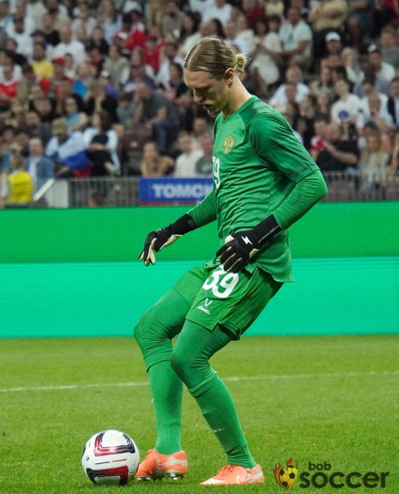 Цифры не врут: почему Сафонов сильнее Шевалье