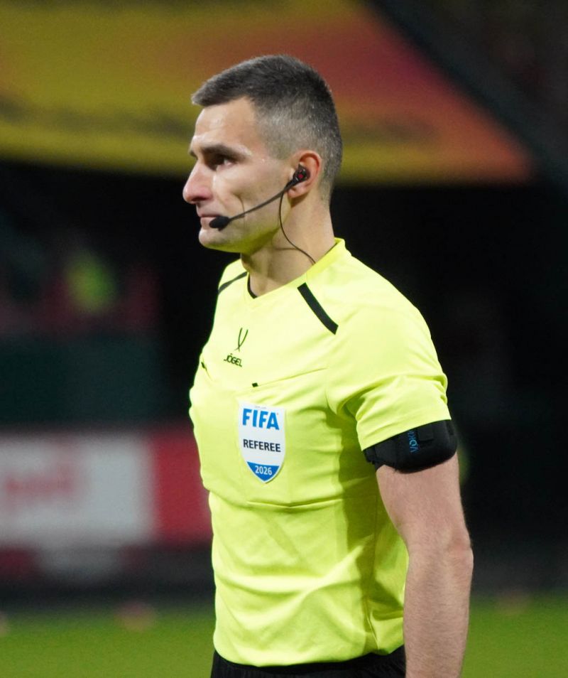 «Судьи, вы что творите? Как можно назначать пенальти в ворота «Зенита»?» - Мостовой