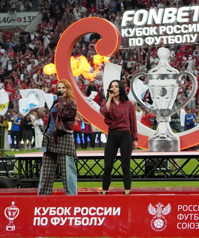 Победные эмоции и осколки Кубка. Фоторепортаж с церемонии награждения Спартака