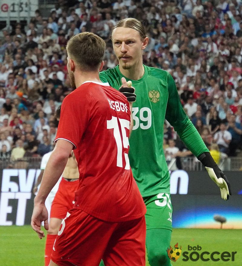 L’Équipe оценила Сафонова и Кварацхелию в матче с «Лансом»