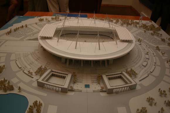 совещание архитекторов с макетом нового стадиона